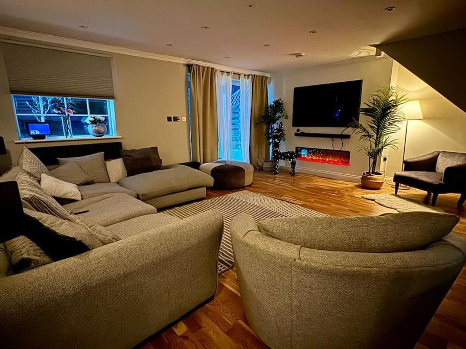 Entire House With A Large Lounge Villa Leverstock Green Kültér fotó
